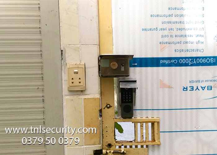 Lap-dat-khoa-van-tay-xai-bang-pin-cho-cua-cong-sat-chu-nha-tai-quan-7